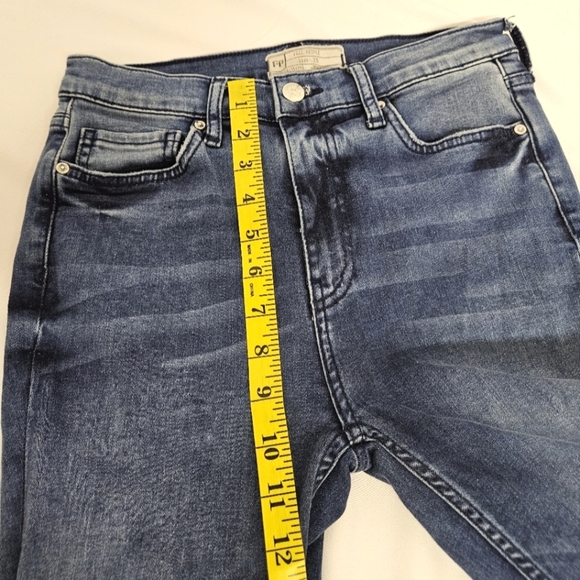 Free People Busted Knee Cropped Mid Rise Ankle Jeans in Stone Wash Sz 28 - Picture 7 of 9